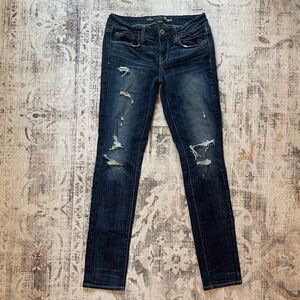 Dark wash distressed skinny jeans with a low rise fit #distresseddenim